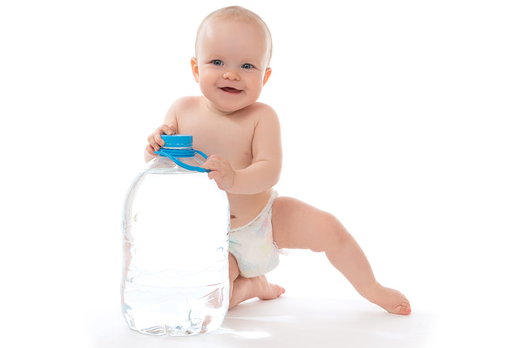 Дети водички. Малышам-бутылку-воду. Ребенок с бутылкой воды. Грудничок в воде. Детская вода реклама.